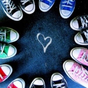 Tênis Converse Coloridos em Círculo