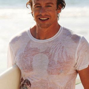 Surfista Sorridente na Praia