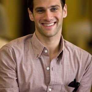 Homem Sorridente em Camisa Casual
