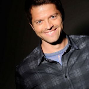 Homem Sorridente em Roupa Casual