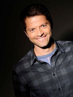Homem Sorridente em Roupa Casual
