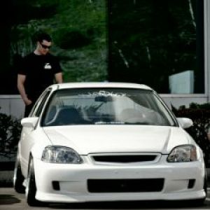 Carro Branco Estiloso e Homem