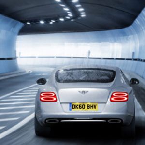 Carro Bentley no túnel