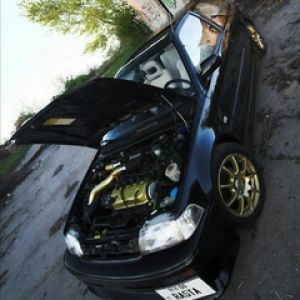Carro Preto Modificado com Capô Aberto