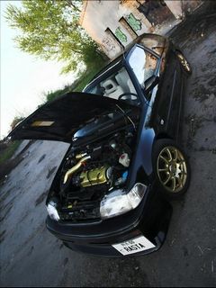 Carro Preto Modificado com Capô Aberto