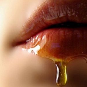 Lábios Brilhantes com Gota de Mel