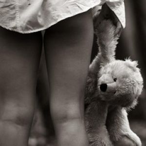 Menina com Urso de Pelúcia