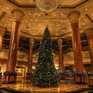 Árvore de Natal Elegante em um Lobby Luxuoso