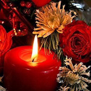 Vela Vermelha e Flores
