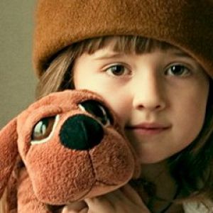 Menina com cachorro de pelúcia