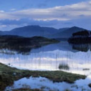 Reflexo Sereno de um Lago Montanhoso