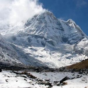 Montanha Majestosa Coberta de Neve
