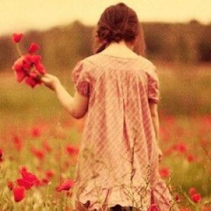 Menina em um Campo de Flores