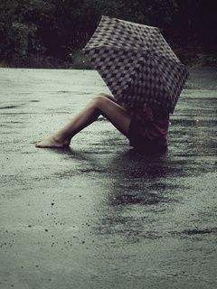 Menina com Guarda-chuva na Chuva