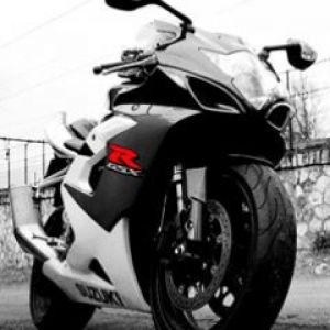 Motocicleta Elegante em Preto e Branco