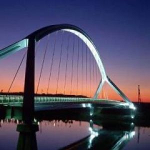 Ponte Impressionante ao Pôr do Sol