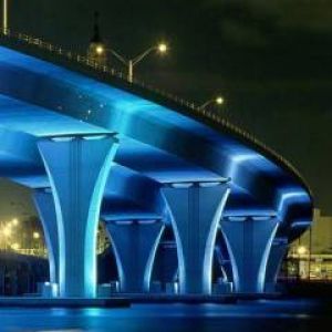 Ponte Iluminada à Noite