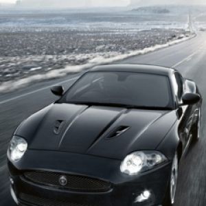 Jaguar esportivo na estrada aberta
