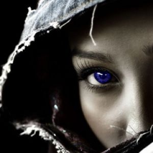 Garota Misteriosa com Olhos Azuis