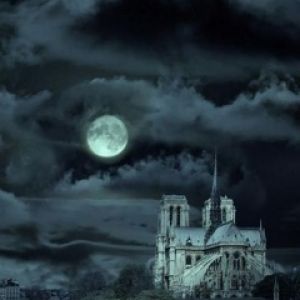 Catedral Gótica Sob a Luz da Lua