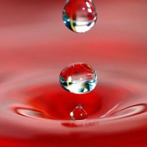 Gotas de Água em Fundo Vermelho