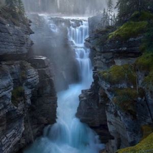 Cascata Majestosa na Natureza