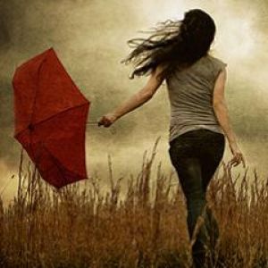 Menina com Guarda-chuva Vermelho