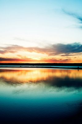 Reflexo deslumbrante do pôr do sol