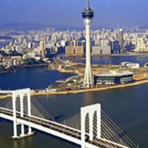 Horizonte da cidade com torre