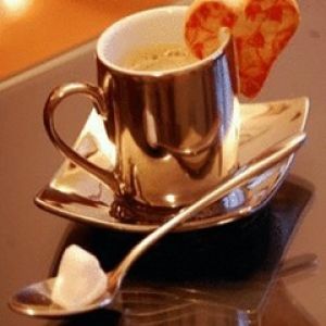 Café com biscoito em forma de coração