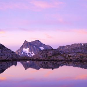 Reflexão Serena das Montanhas