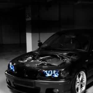 BMW Preta com Luzes Azuis