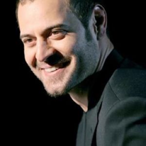 Homem sorridente em terno preto