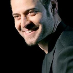 Homem Sorridente em Terno Preto