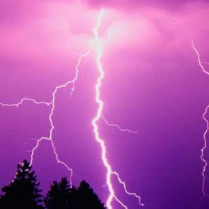 Relâmpago Roxo no Céu