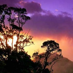 Deslumbrante pôr do sol sobre montanhas