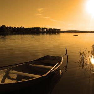 Pôr do Sol Sereno Sobre a Água