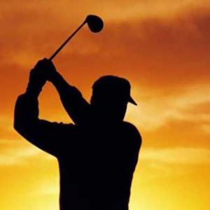 Silhueta de Golfista ao Pôr do Sol