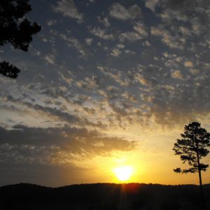 Deslumbrante Pôr do Sol Sobre Colinas