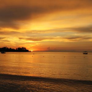 Deslumbrante Pôr do Sol sobre o Oceano