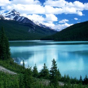 Lago de Montanha Sereno