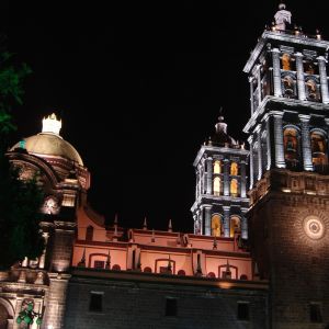 Edifício Histórico Iluminado à Noite