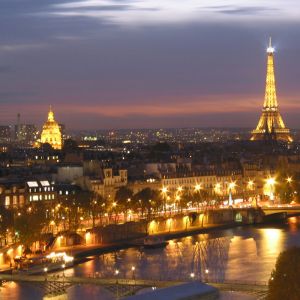 Vista noturna da Torre Eiffel