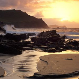 Deslumbrante Pôr do Sol Sobre Praia Rochosa