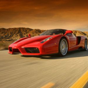 Ferrari Enzo Vermelho na Estrada