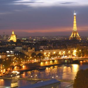 Vista noturna da Torre Eiffel