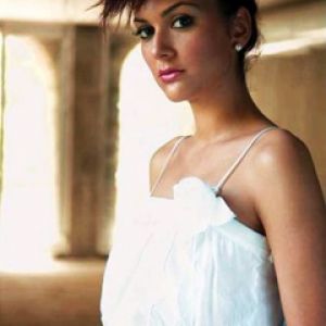 Mulher Elegante em Vestido Branco