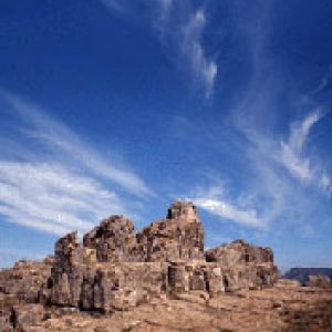 Paisagem Rochosa com Céu Azul