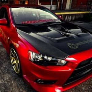 Carro Esportivo Vermelho com Capô Preto