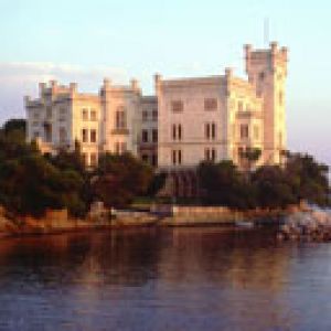 Belo Castelo à Beira da Água